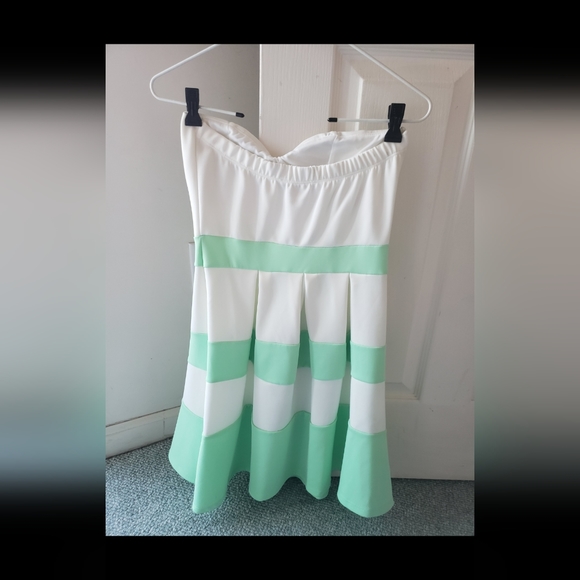 A Nwt white and green striped sleeveless dress - Picture 2 of 4